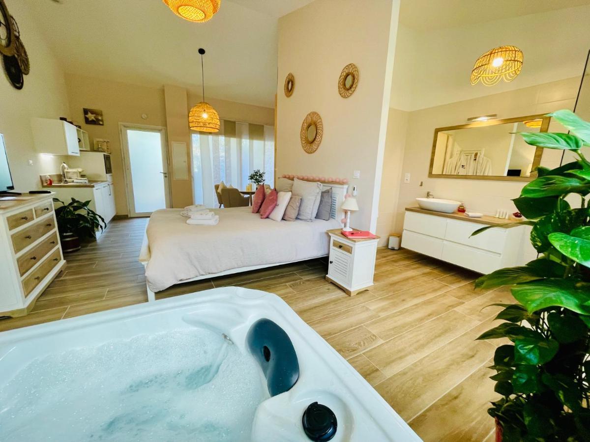 Villa Les Jardins Du Castelas - Piscines, Jardins Et Spas Privatifs Uchaux