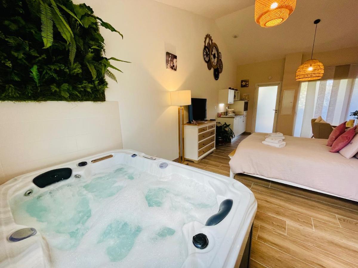 Villa Les Jardins Du Castelas - Piscines, Jardins Et Spas Privatifs Uchaux